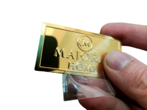 gold kabartmalı metal etiket